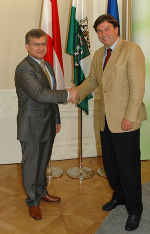 v.r.: Landeshauptmann Mag. Franz Voves mit dem Vizepremier und Finanzminister der Republik Baschkortostan, Ayrat Gaskarov, in den Räumlichkeiten der Grazer Burg. Foto: Europaabteilung; Abdruck bei Quellenangabe honorarfrei.