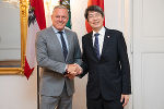 Landeshauptmann Mario Kunasek (l.) begrüßte den japanischen Botschafter Kiminori Iwama (r.) anlässlich seines Antrittsbesuches in der Grazer Burg. © Land Steiermark/Resch; bei Quellenangabe honorarfrei