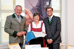 Landeshauptmann Mario Kunasek (l.), Doris Grassmugg, Leiterin des Steirischen Volksliedarchivs, Simon Koiner-Graupp, Geschäftsführer der Volkskultur Steiermark GmbH (r.)
© Land Steiermark Landeshauptmann Mario Kunasek (l.), Doris Grassmugg, Leiterin des Steirischen Volksliedarchivs, Simon Koiner-Graupp, Geschäftsführer der Volkskultur Steiermark GmbH (r.)